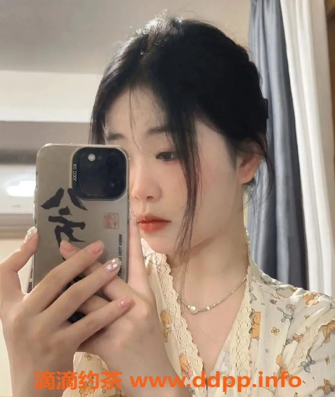 深圳楼凤资源信息,龙岗区嫩妹泡泡，900元蛇吻制服服务