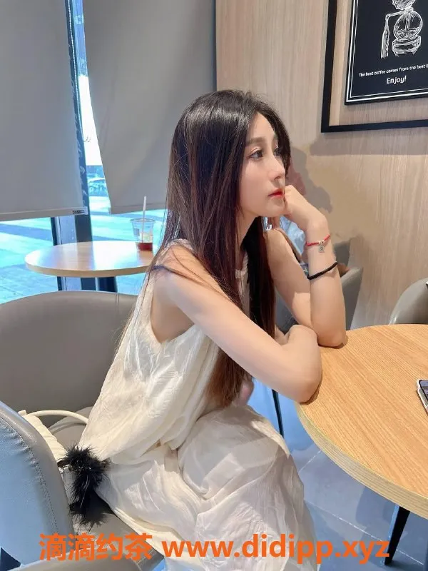 杭州楼凤-余杭佳佳，20岁，90斤，陪浴69服务，夜场40张