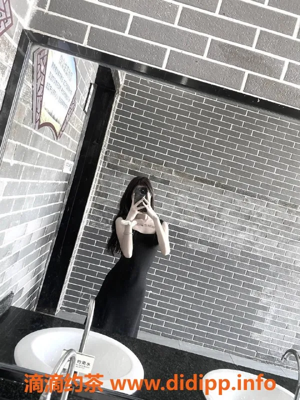 深圳楼凤-宝安妍汐，900元舌吻制服调情服务