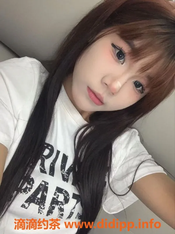 成都楼凤-成都小狐狸，18岁，身高164，体重94斤，价位500起