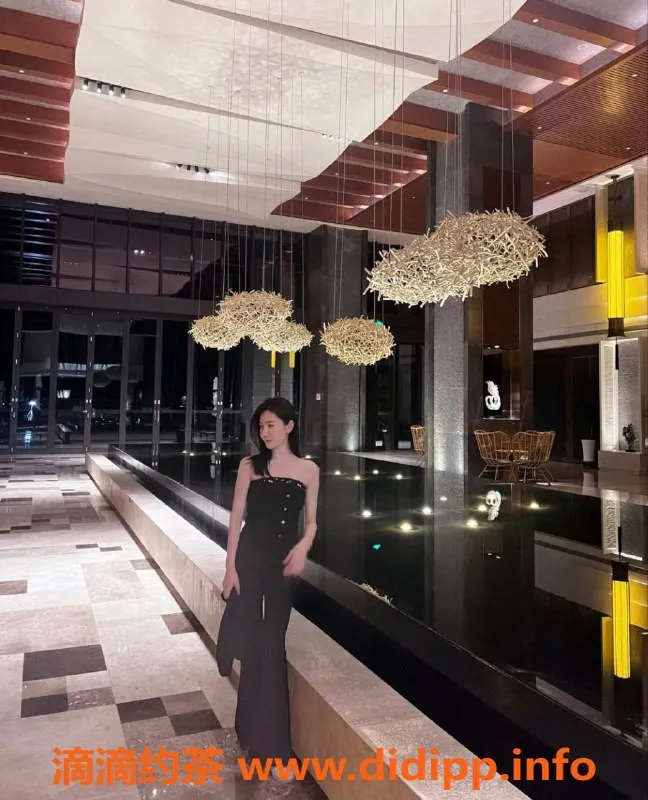 深圳楼凤-龙岗小雅，1500元舌吻制服服务体验