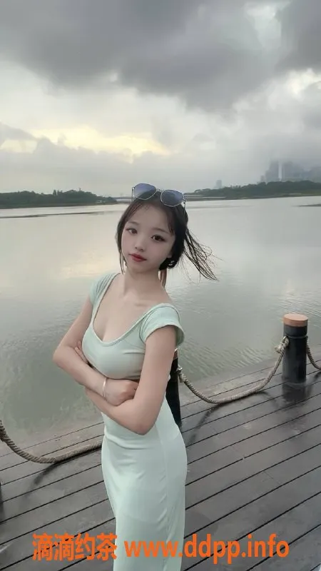 深圳楼凤-宝安小诗，800元舌吻制服调情服务