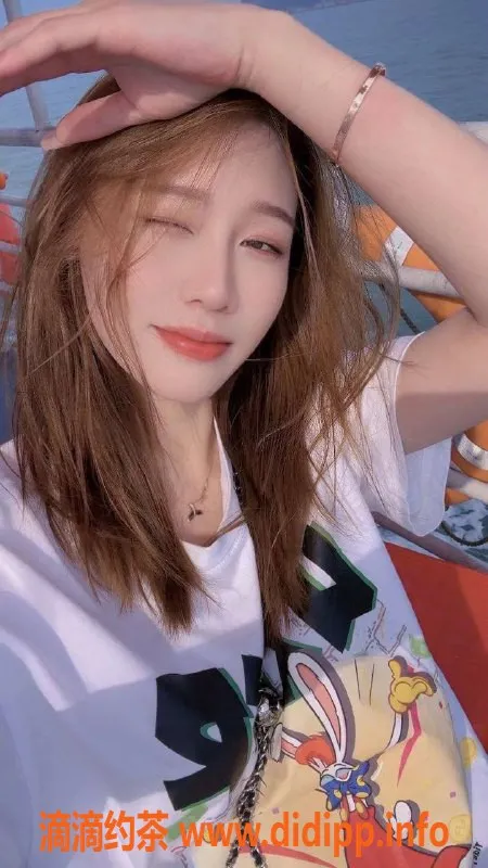 杭州楼凤-余杭区酒妹，170大胸23岁，1200包夜不限次！