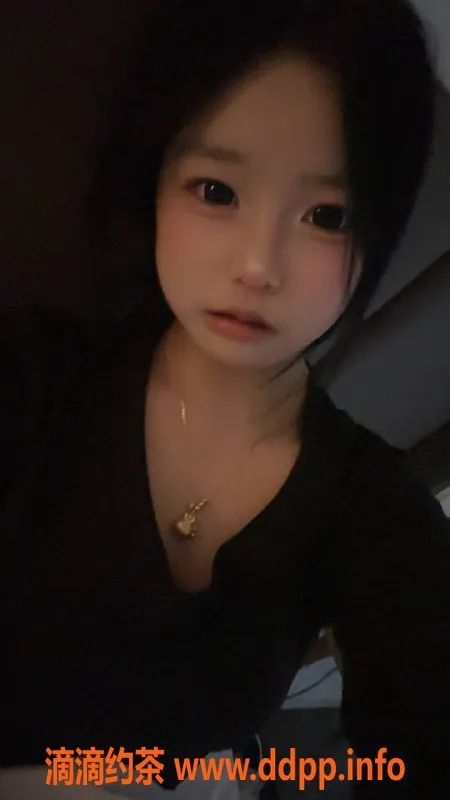 长沙楼凤-岳麓区小雅，19岁，163cm身高，制服女友体验