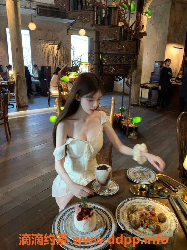 深圳楼凤-福田小晴，嫩妹服务1800P，舌吻超赞！