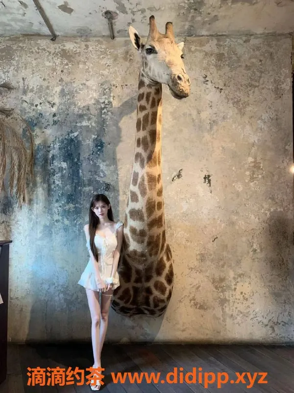 深圳楼凤-福田小晴，嫩妹服务1800P，舌吻超赞！