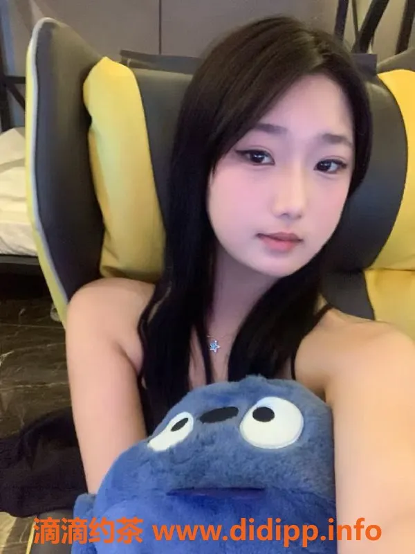 武汉楼凤-汉阳区19岁小雪，165cm激情游玩，只需500p！