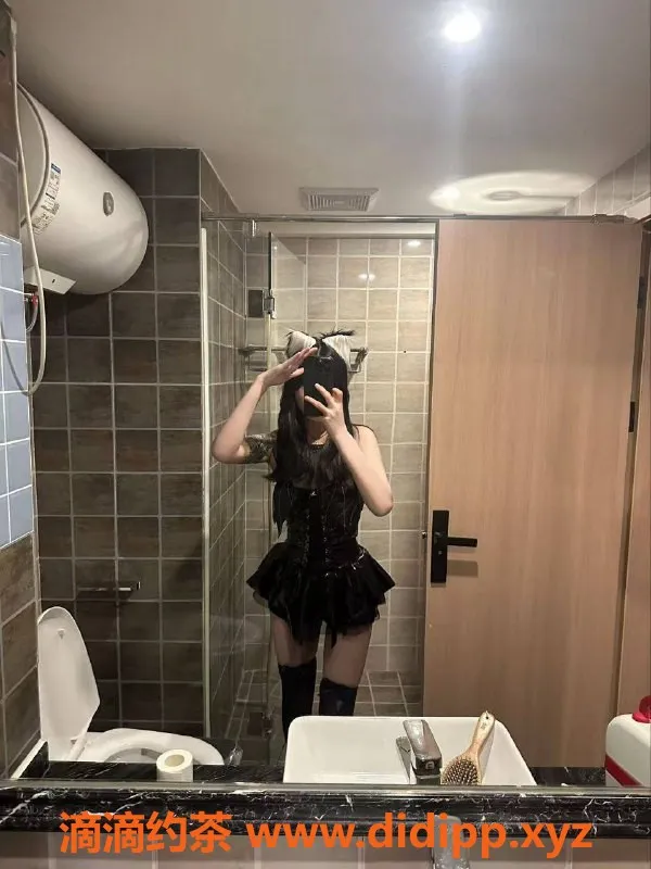 成都楼凤资源信息,成都嫩妹小艺，18岁C罩杯，500元起服务