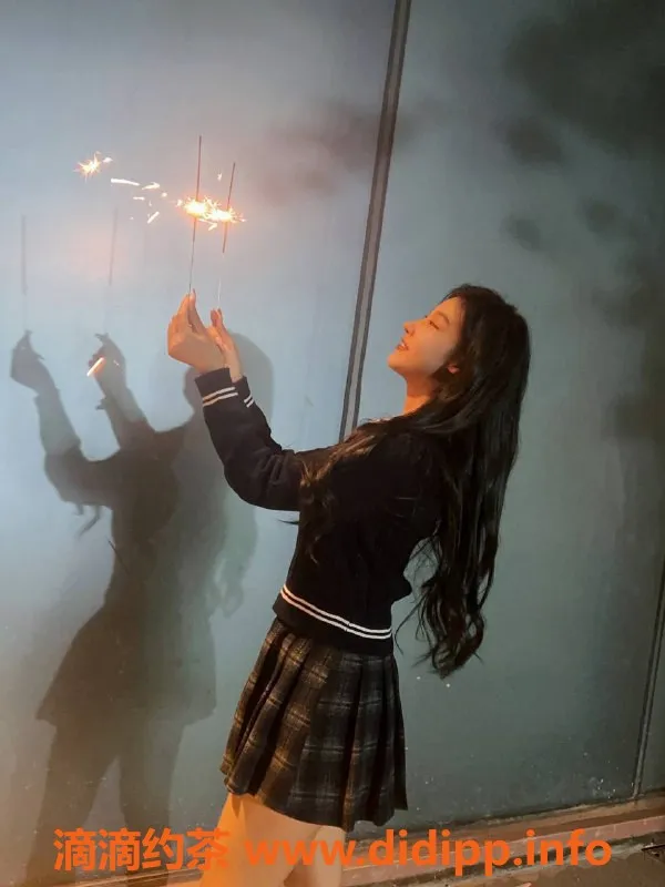 东莞楼凤-东莞南城小桐，21岁高挑美眉，600元起体验服务