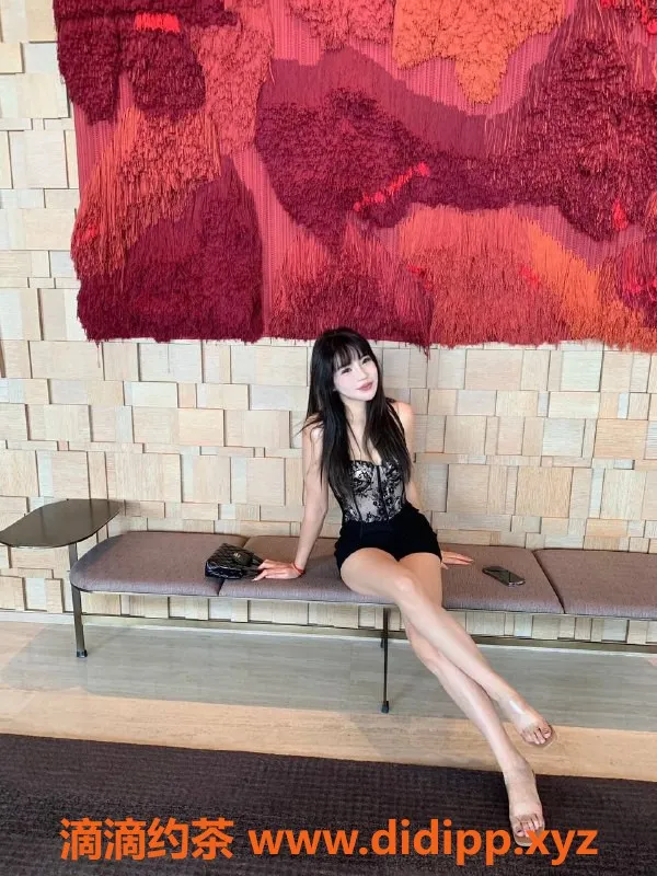 广州楼凤-天河御姐莎莎，性感的大长腿，9P优惠等你来体验！