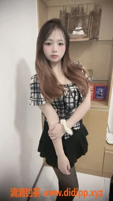 深圳楼凤-龙华微微，课费700p，特色无套口服务