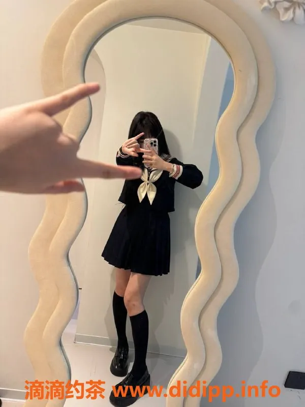 成都楼凤-成都驷马桥小糖宝，18岁嫩妹，700元60分钟