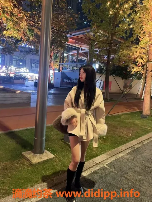 成都楼凤-四川丸子，16岁嫩妹，身高163，体重94，500元超值三件套服务