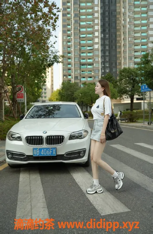 深圳楼凤-深圳龙华豆芽菜，22岁，166c，50kg，700元起