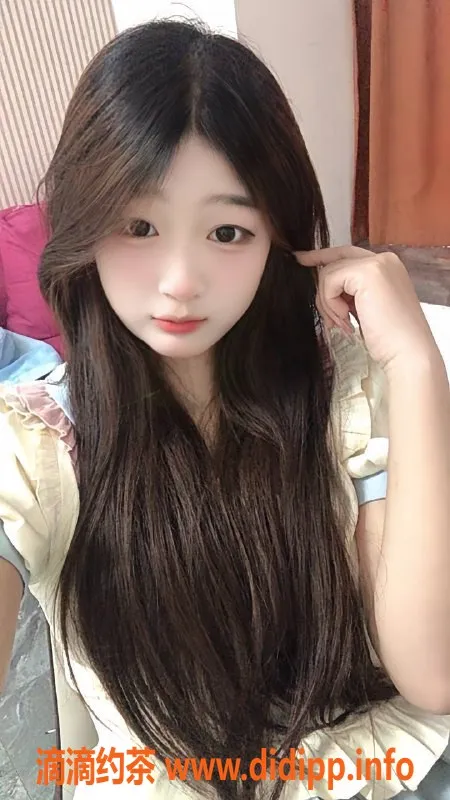 深圳楼凤-龙华区嫩妹婉儿，700元制服蛇吻服务