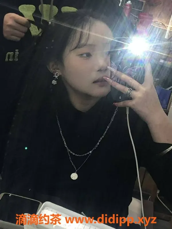 成都楼凤-高新区奶茶妹，费率6p，嫩妹车体验等你来！