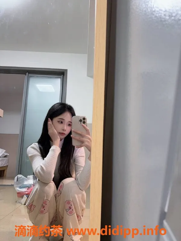 深圳楼凤资源信息,南山区小暖嫩妹，制服蛇吻680元起