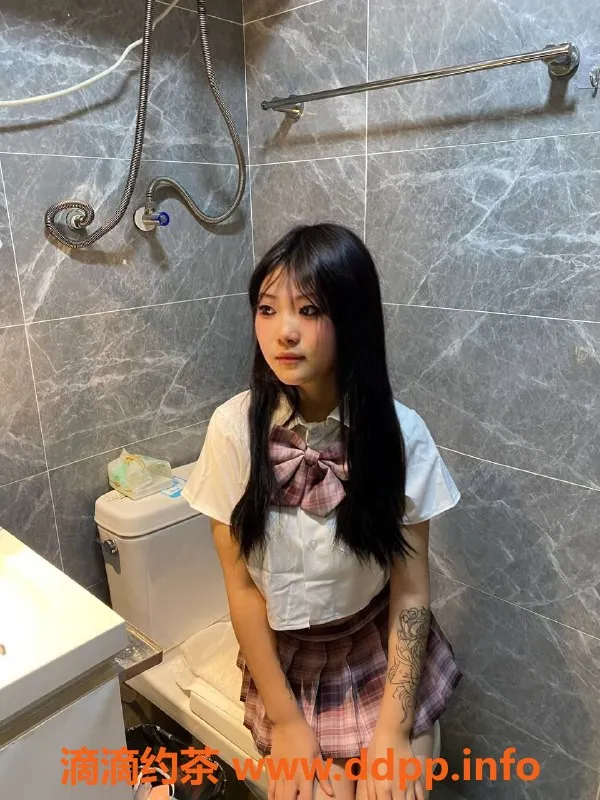 成都楼凤-成华区17岁雨晴，身高160体重85，C杯嫩妹