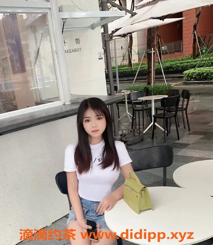 东莞楼凤-大朗20岁奶猫，162cm，100斤，热情服务