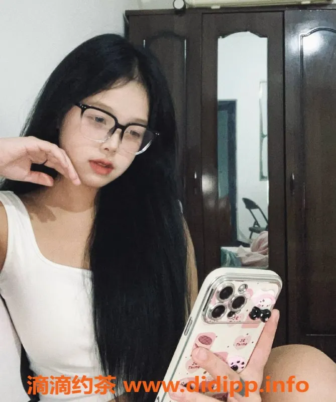 成都楼凤-成都可可，17岁165cm，甜美嫩妹等你来体验