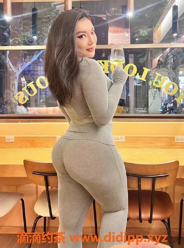 上海楼凤-静安乌克兰混血博主Kelly，175cm大胸热线服务