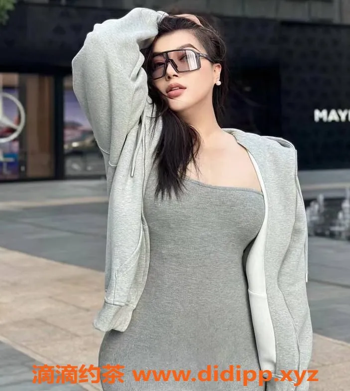 上海楼凤-静安乌克兰混血博主Kelly，175cm大胸热线服务