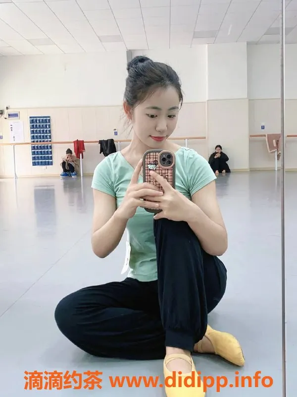 东莞楼凤-大朗舞蹈老师婷宝，18岁160CM，丰满36B