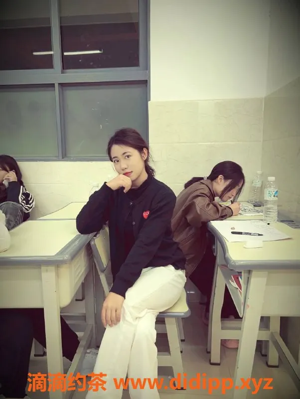 东莞楼凤-大朗舞蹈老师婷宝，18岁160CM，丰满36B