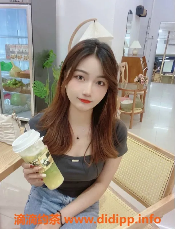 深圳楼凤-光明白虎已下，24岁女友感陪浴服务