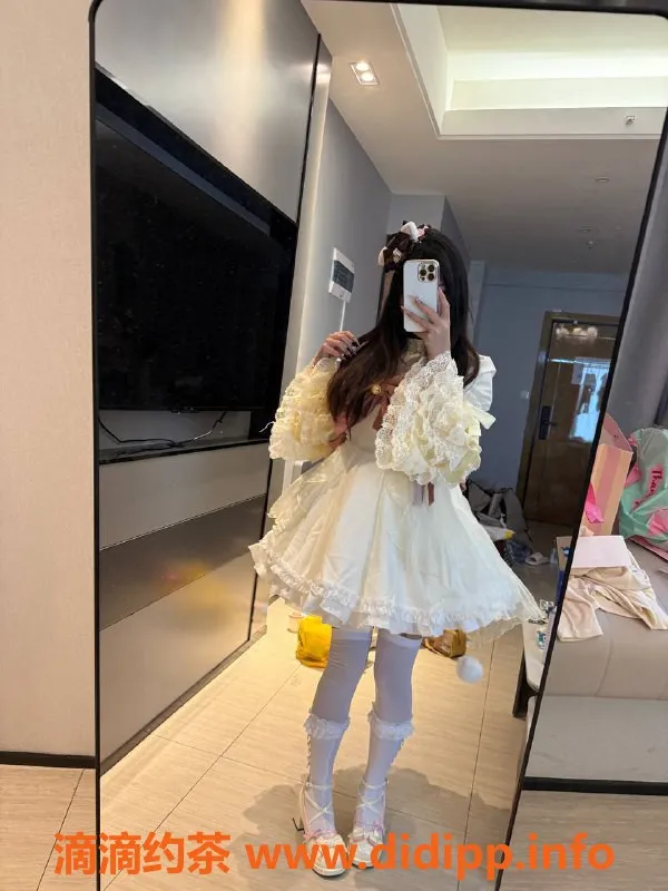 成都楼凤资源信息,天府二街小佳，18岁嫩妹，700元起服务