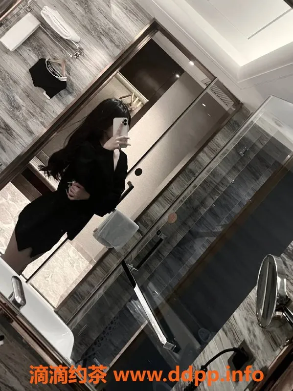 深圳楼凤-南山区嫩妹萱萱，800元制服蛇吻服务