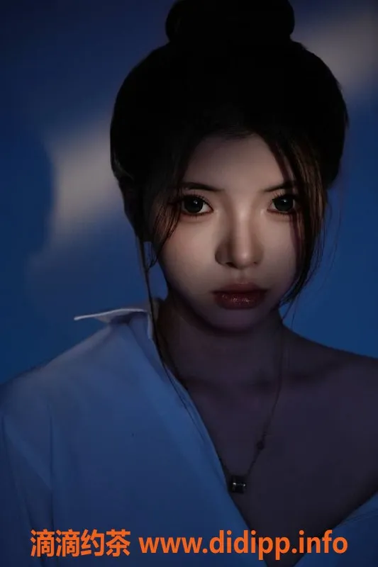 广州楼凤-天河嫩妹小秋，8P夜课舌吻等你来体验！