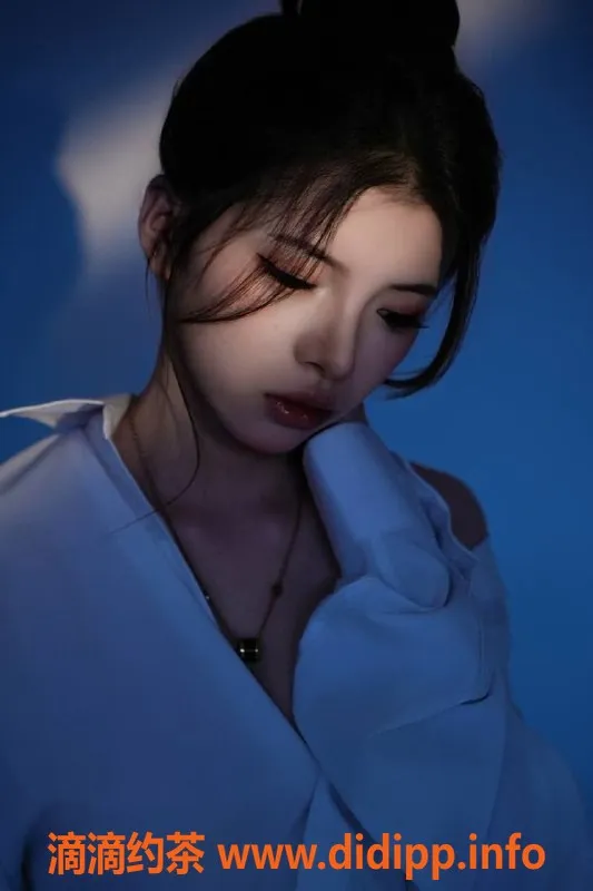 广州楼凤-天河嫩妹小秋，8P夜课舌吻等你来体验！