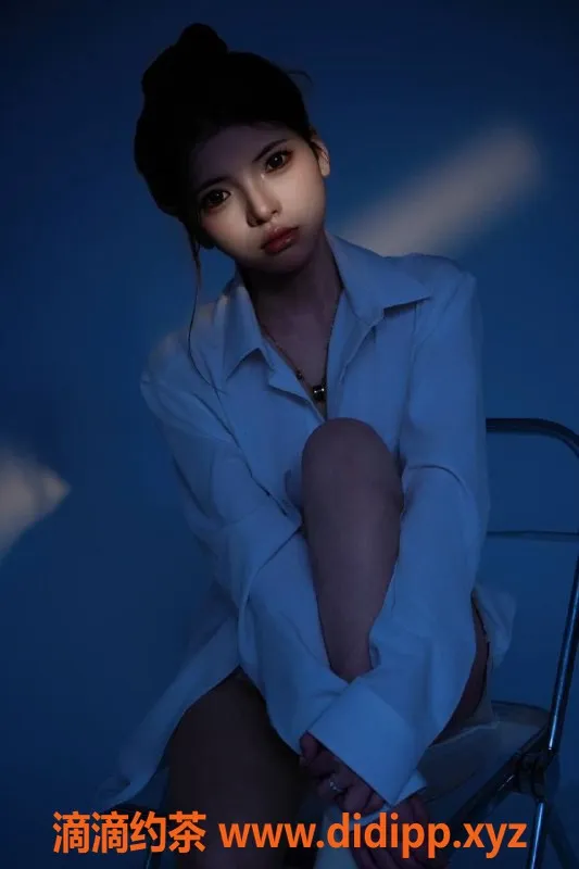 广州楼凤-天河嫩妹小秋，8P夜课舌吻等你来体验！