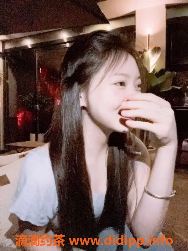 广州楼凤-天河嫩妹小宝，6P鸳鸯浴等你来享受