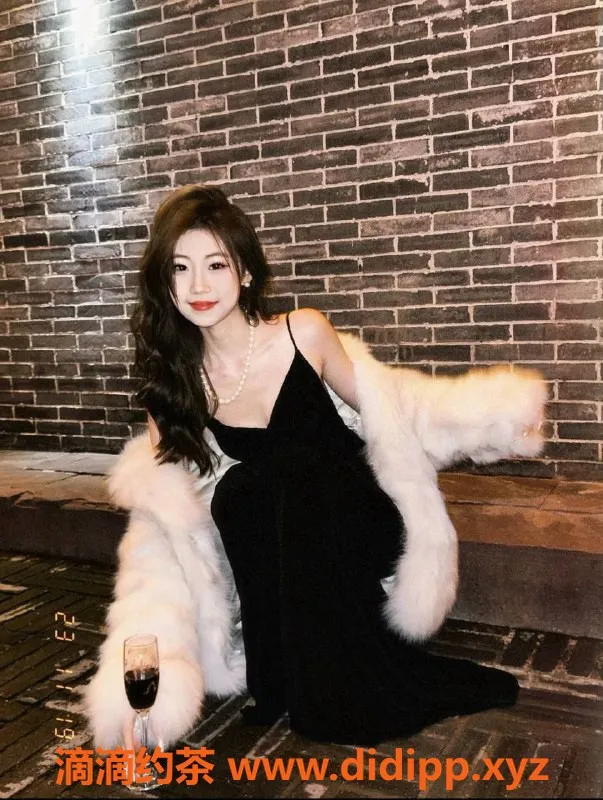 杭州楼凤-上城嫩妹馨馨，提供69互舔服务，700元起