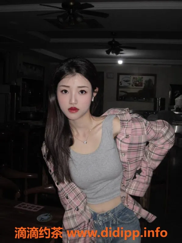 重庆楼凤-优优酱，20岁大学生，165cm，B罩杯回兴女神