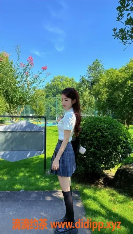 重庆楼凤-优优酱，20岁大学生，165cm，B罩杯回兴女神