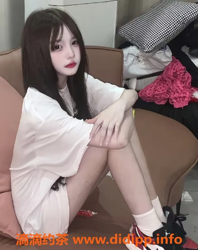 重庆楼凤-重庆回兴乖乖妹，165cm，18岁，B罩杯