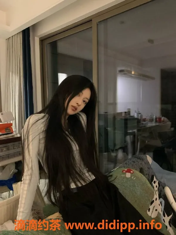 杭州楼凤-云允儿：165cm甜美学妹，价格实惠，服务多样