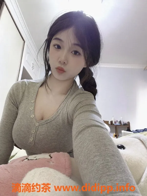 广州楼凤-白云区18岁巨乳女神七七，超值服务体验！