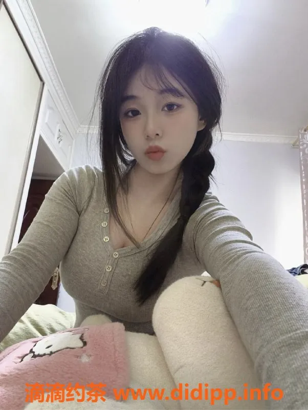 广州楼凤-白云区18岁巨乳女神七七，超值服务体验！