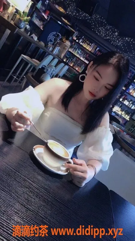 厦门楼凤-湖里小金金，29岁少妇，尽享专业按摩服务