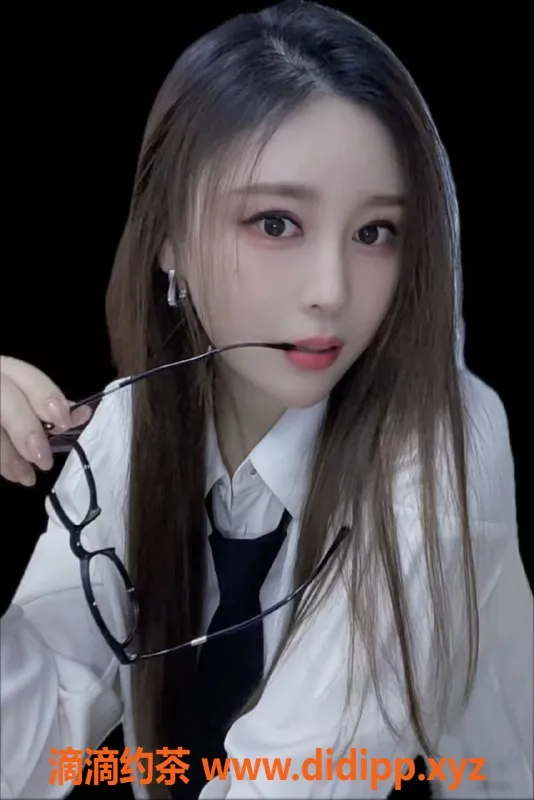 广州楼凤-天河御姐烨岚，12P大胸大长腿等你体验