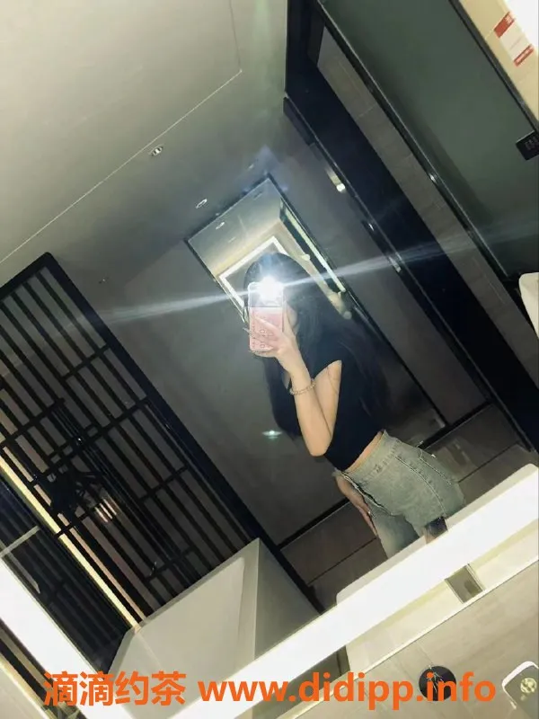 深圳楼凤-深圳龙华思思，1200起，无套口、激情服务