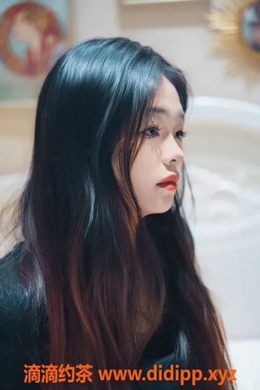 成都楼凤-成都嫩妹思思，160cm丰满身材，700元享受服务