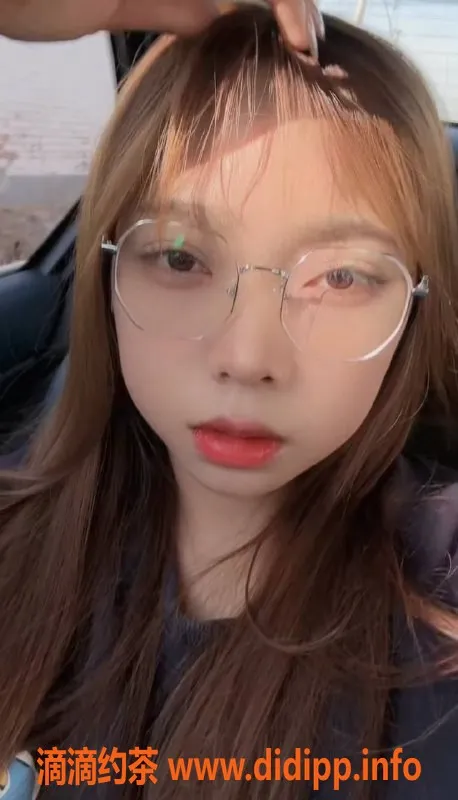 杭州楼凤-99年新加坡女孩艾丽，101斤前凸后翘，700元体验