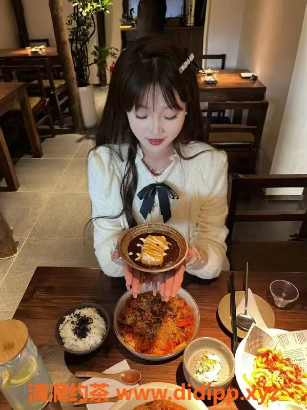 厦门楼凤-湖里五缘湾嫩妹沈佳一，18岁配合超棒