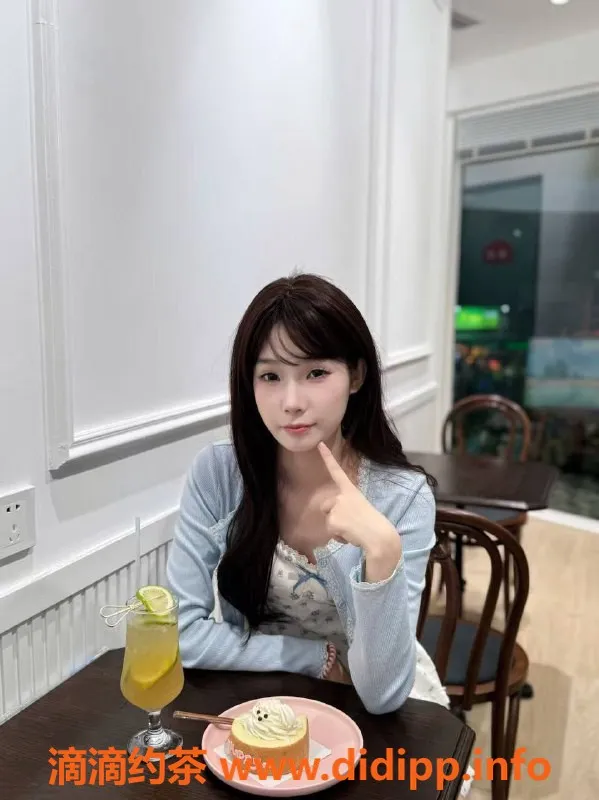 广州楼凤-天河钱多多嫩妹来袭，600元享69舌吻服务！