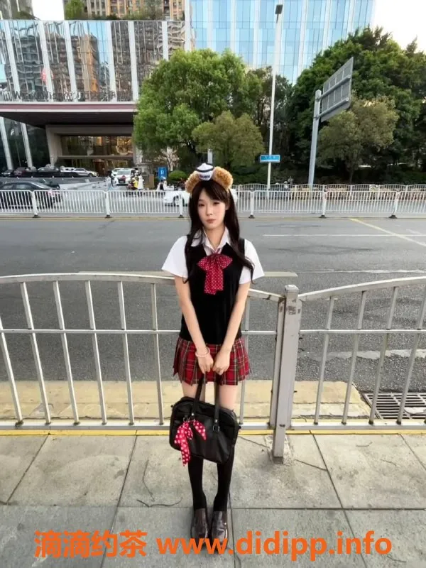 广州楼凤-天河钱多多嫩妹来袭，600元享69舌吻服务！